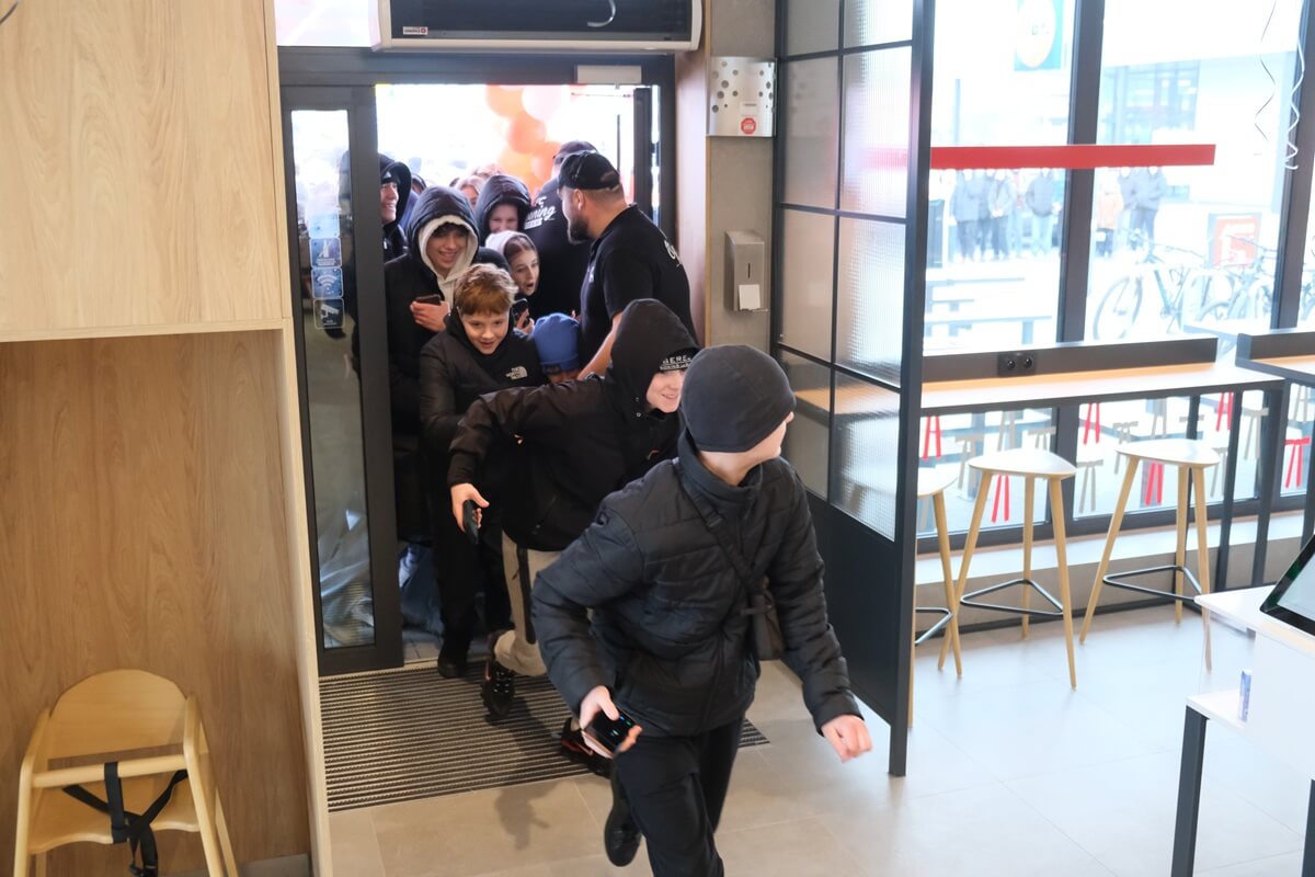 Prawdziwe tłumy na otwarciu KFC przy al. Kraśnickiej w Lublinie. Mieszkańców skusił kubełek z kawałkami kurczaka za złotówkę 8 Otwarcie KFC przy al. Kraśnickiej w Lublinie