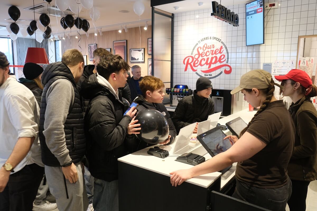 Prawdziwe tłumy na otwarciu KFC przy al. Kraśnickiej w Lublinie. Mieszkańców skusił kubełek z kawałkami kurczaka za złotówkę 9 Otwarcie KFC przy al. Kraśnickiej w Lublinie