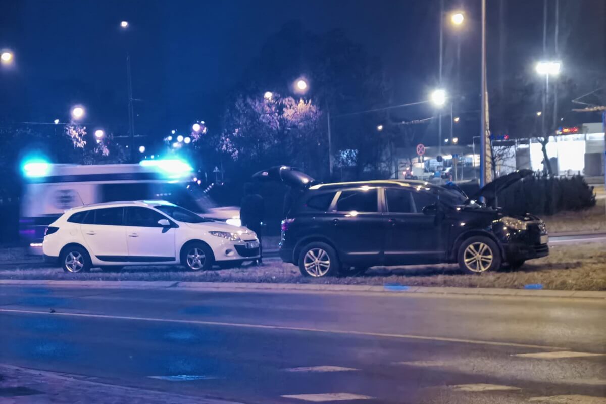 Zderzenie renaulta z nissanem na rondzie Berbeckiego w Lublinie