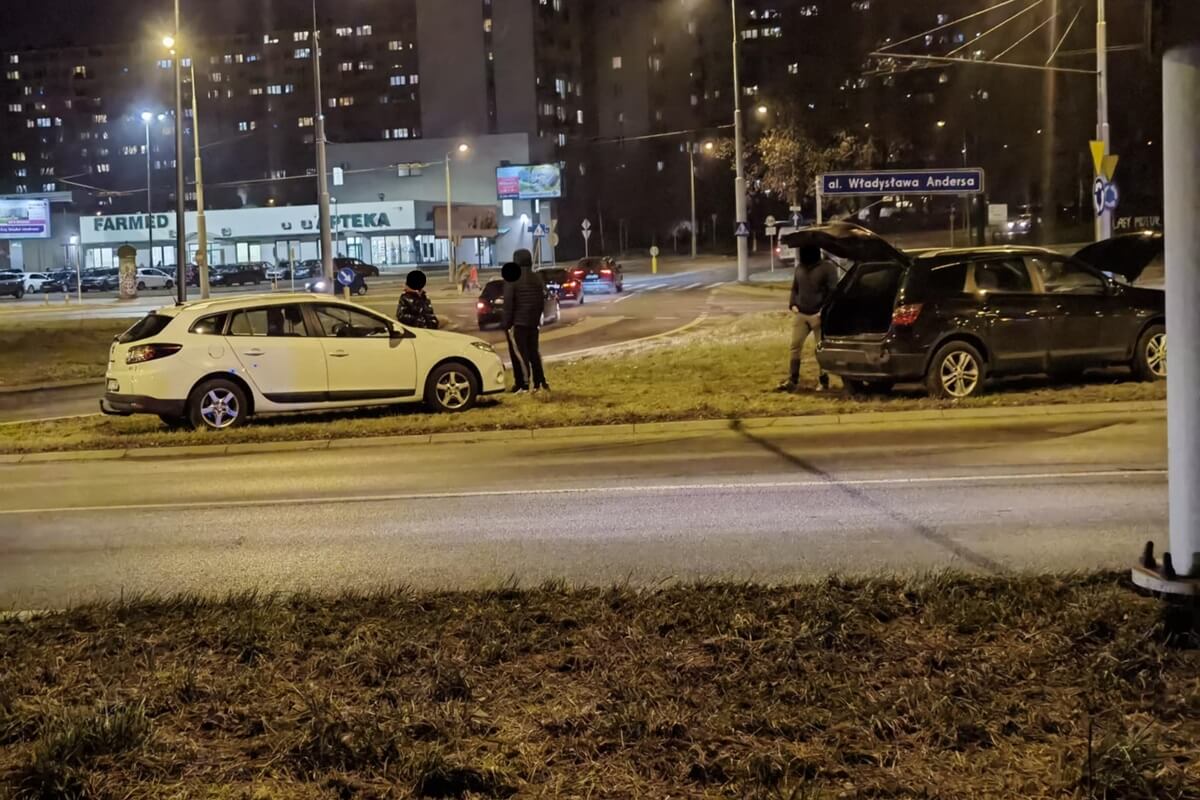 Zderzenie renaulta z nissanem na rondzie Berbeckiego w Lublinie