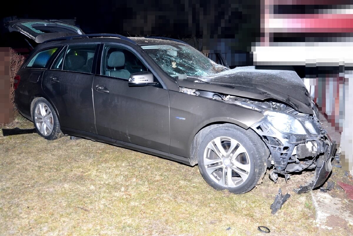 Drogowy popis zakończył wjeżdżając w czyjś dom. Po wszystkim zadzwonił na policję i powiedział, że jest nietrzeźwy 1 Mercedes wjechał w dom jednorodzinny