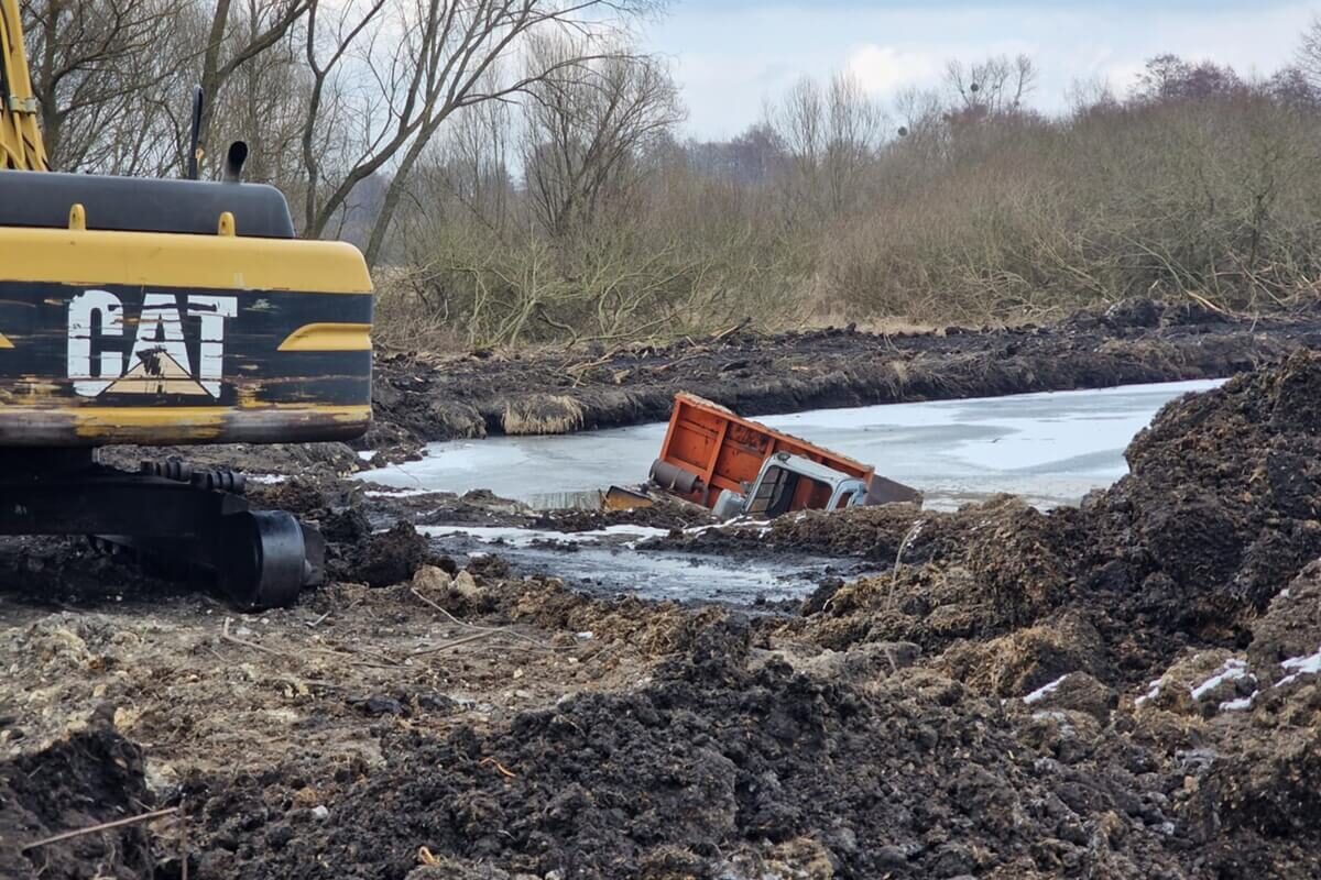Wozidło gąsienicowe osunęło się do wody na terenie kopalni torfu w Ryczymdole