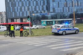 rowerzysci przejechali przez przejscie dla pieszych 1