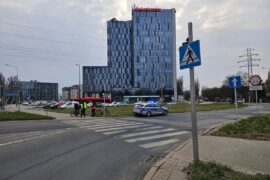 rowerzysci przejechali przez przejscie dla pieszych