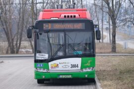 trolejbus z napisem usmiechnij sie