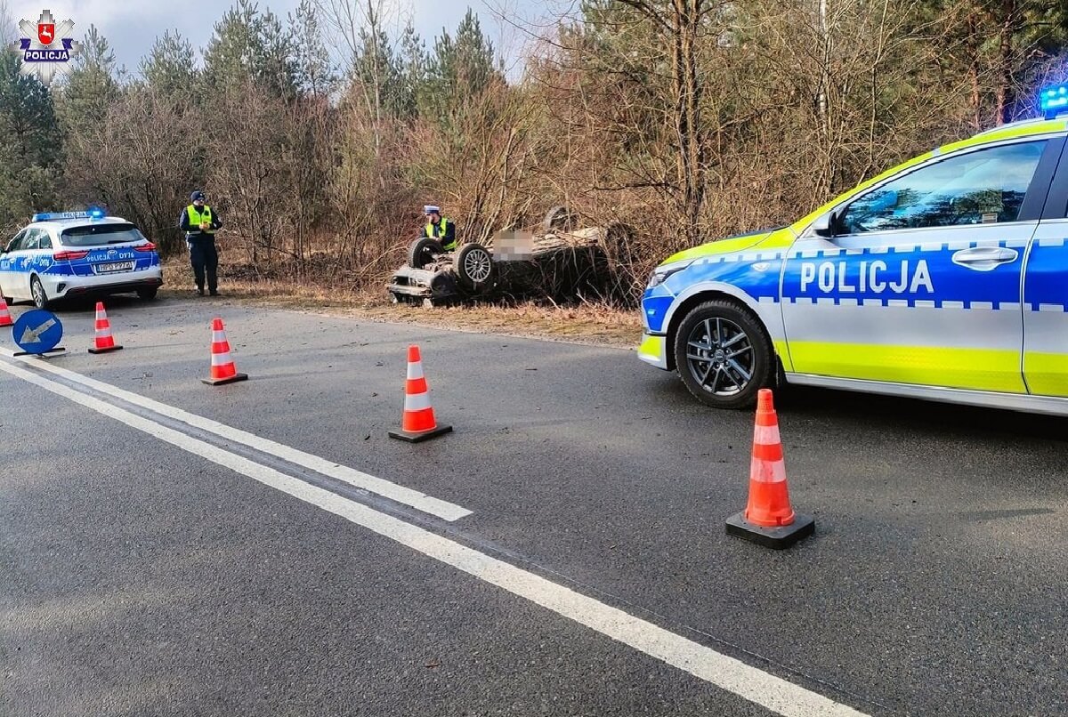 Za szybko w zakręcie. Kierowca Volkswagena wypadł z drogi i dachował. On i pasażerka trafili do szpitala 2 Dachowanie Volkswagena na zakręcie