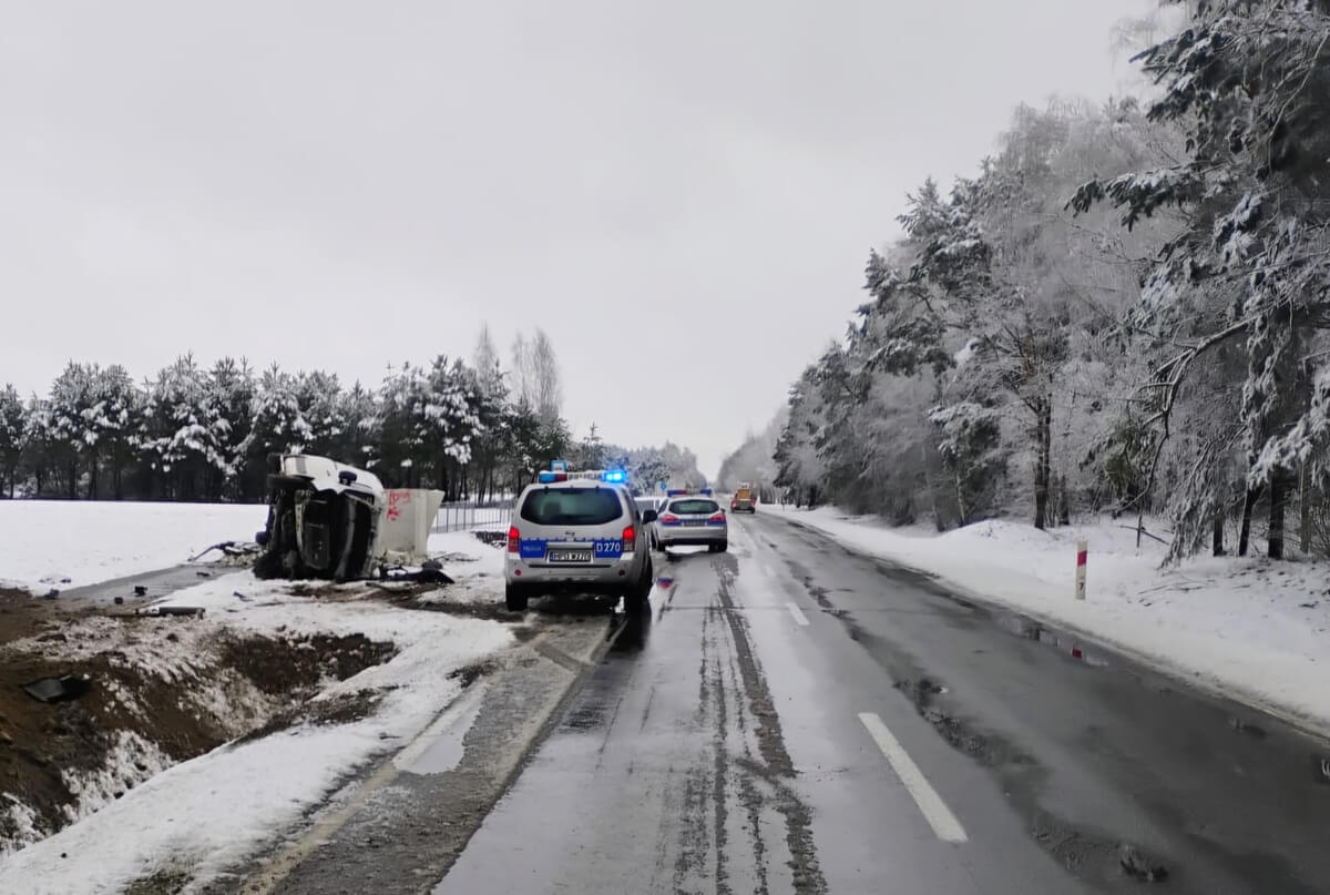 Dachowanie busa na DW816. Śnieg doprowadził do przewrócenia się samochodu. Pasy bezpieczeństwa uratowały mu życie 1 Dachowanie busa na DW816