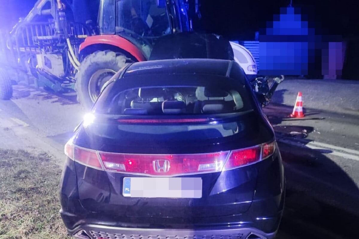 73-letni kierowca Hondy zderzył się z ciągnikiem rolniczym. Był pijany 1 Pijany kierowca Hondy wjechał w ciągnik rolniczy