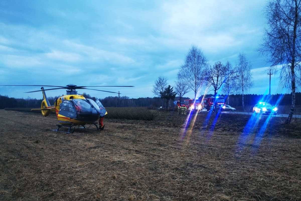 Kierowca przekroczył prędkość i wypadł z drogi. Uderzył w drzewo. Interweniował śmigłowiec LPR 1 Ford wypadł z drogi i uderzył w drzewo