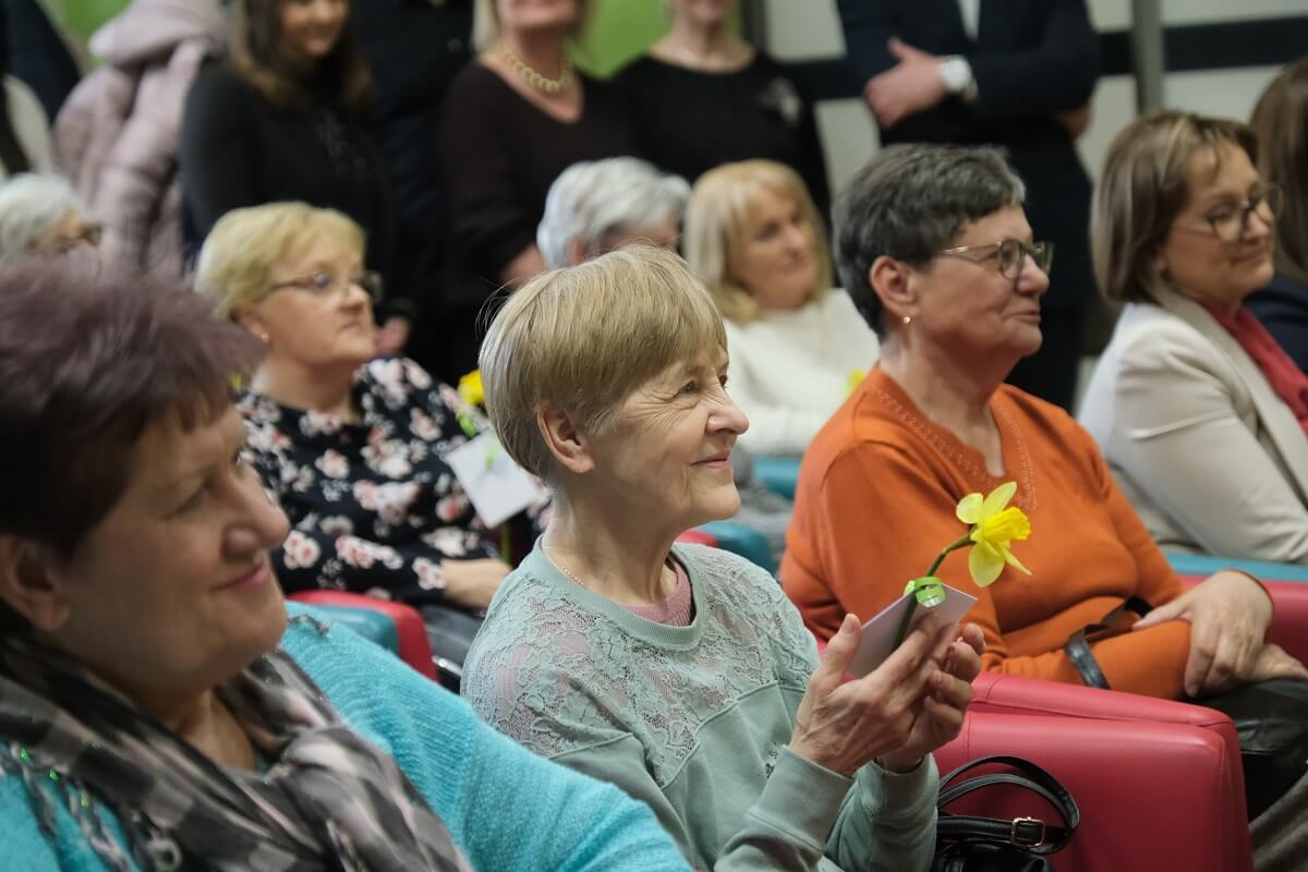 Mieszkańcy otrzymają opaski "bezpieczeństwa". Technologia, która może uratować życie 3 Klub Seniora na Czechowie - Otwarcie
