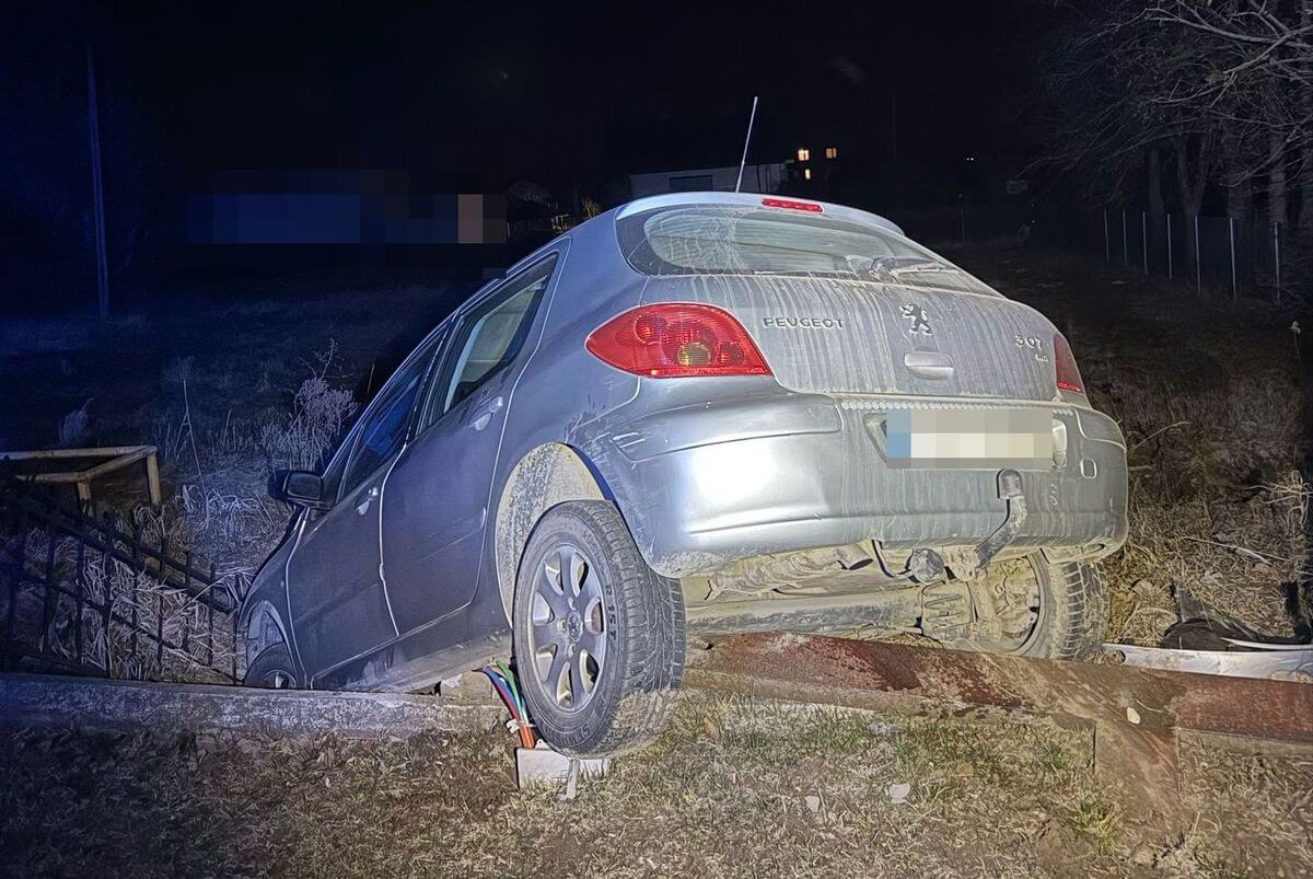 <strong>Pijany kierowca bez uprawnień wjechał w ogrodzenie kaplicy</strong> 1 Pijany kierowca wjechał w ogrodzenie kapliczki