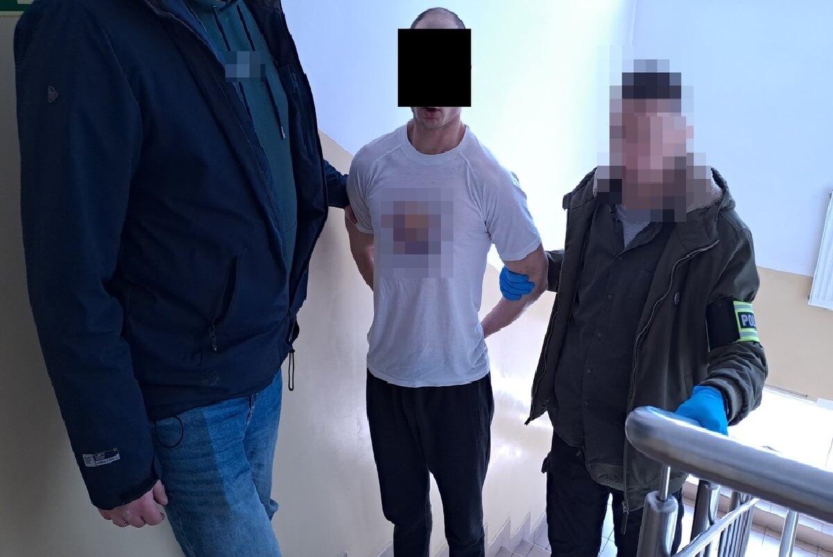 Szedł ulicą, napadli go bez słowa. Sprawcy pobili i zabrali portfel i kosztowności 25-latkowi 1 Policjanci z Puław zatrzymali sprawców rozboju