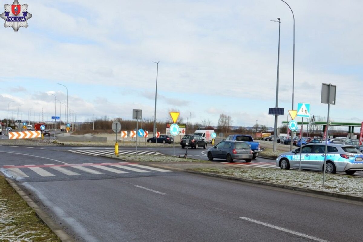 Kierowca potrącił osobę na hulajnodze elektrycznej. Dziewczyna przejeżdżała przez przejście z przejazdem rowerowym 1 Wypadek z udziałem hulajnogi i samochodu