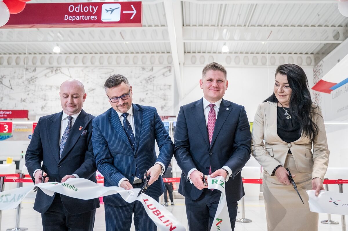 Nowe połączenie z Lublina do Rzymu oficjalnie zainaugurowane! Samolot przeszedł "chrzest" na pasie startowym 1 Otwarcie nowego połączenia Lublin - Rzym