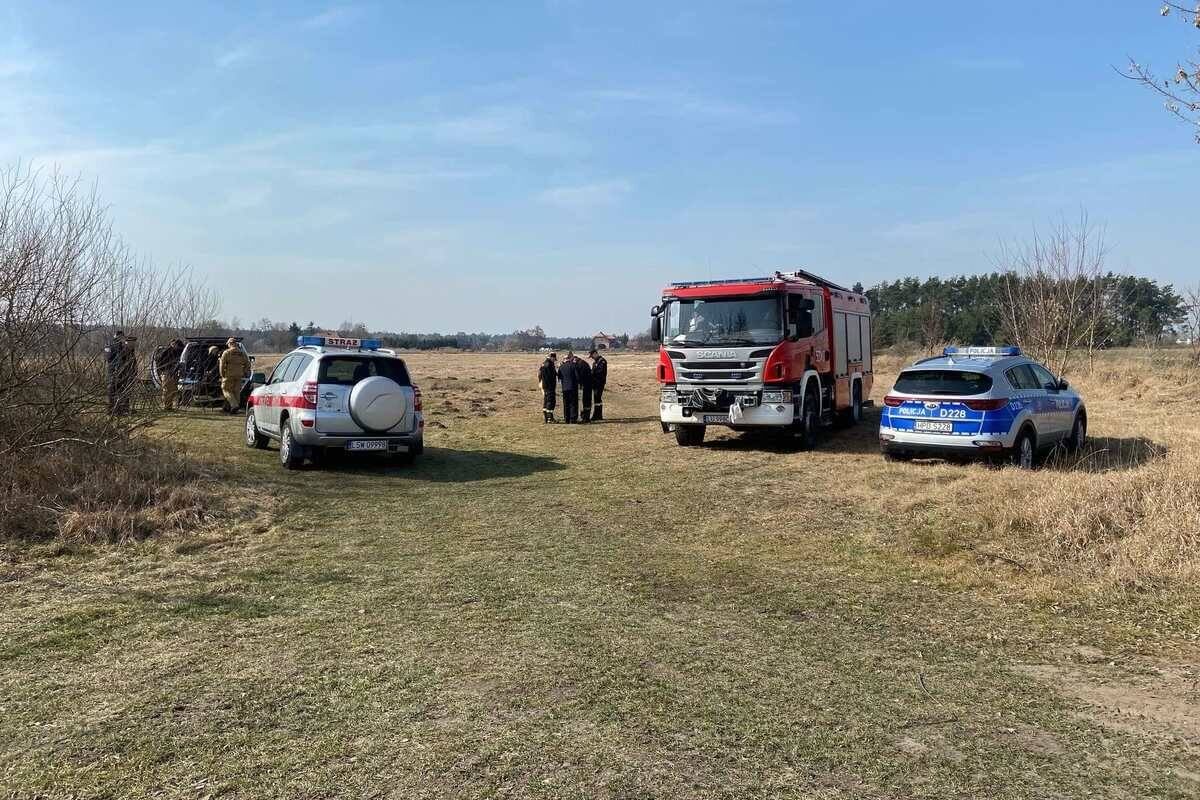 Służby latają dronem i wystawiają mandaty za wypalanie traw. Działania prewencyjne policji i straży pożarnej 2 Straż pożarna i policja na łąkach