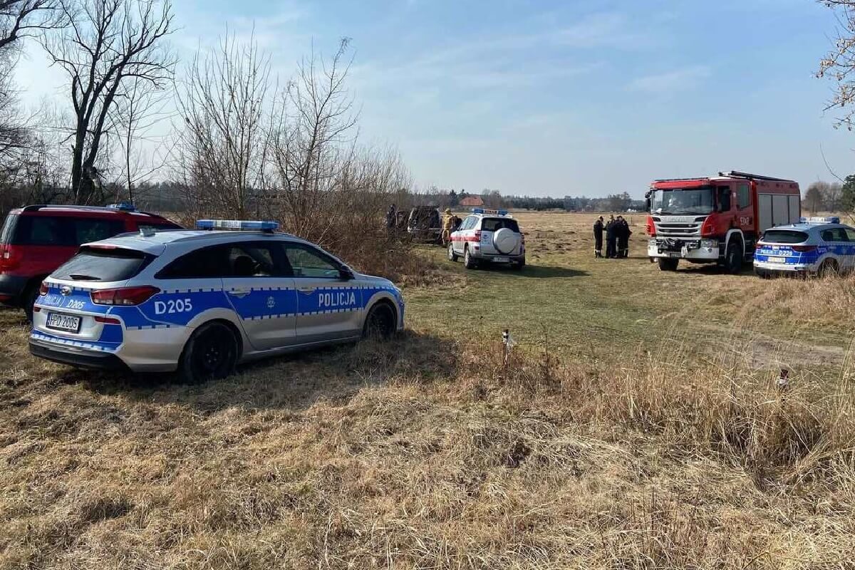 Służby latają dronem i wystawiają mandaty za wypalanie traw. Działania prewencyjne policji i straży pożarnej 1 Służby na łąkach monitorują sytuację z wypalaniem traw