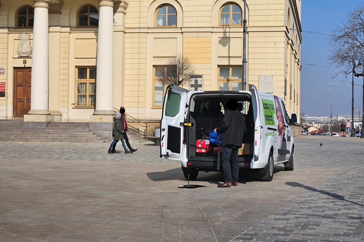 Auto Magdaleny Biejat nielegalnie zaparkowało przed Ratuszem w Lublinie