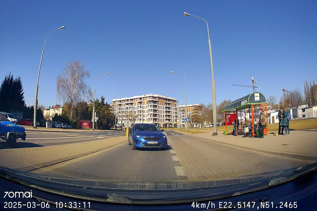 Pomylił pasy przed skrzyżowaniem, a cofając, staranował znak drogowy. Wszystko zarejestrowała kamera innego kierowcy 2 Kierowca kii jechał pod prąd na ul. Wojciechowskiej w Lublinie