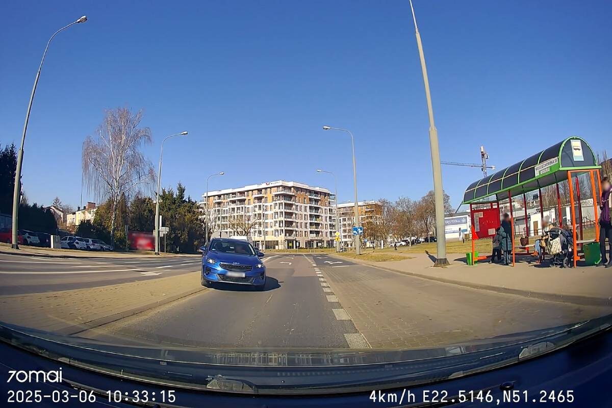 Pomylił pasy przed skrzyżowaniem, a cofając, staranował znak drogowy. Wszystko zarejestrowała kamera innego kierowcy 3 Kierowca kii jechał pod prąd na ul. Wojciechowskiej w Lublinie