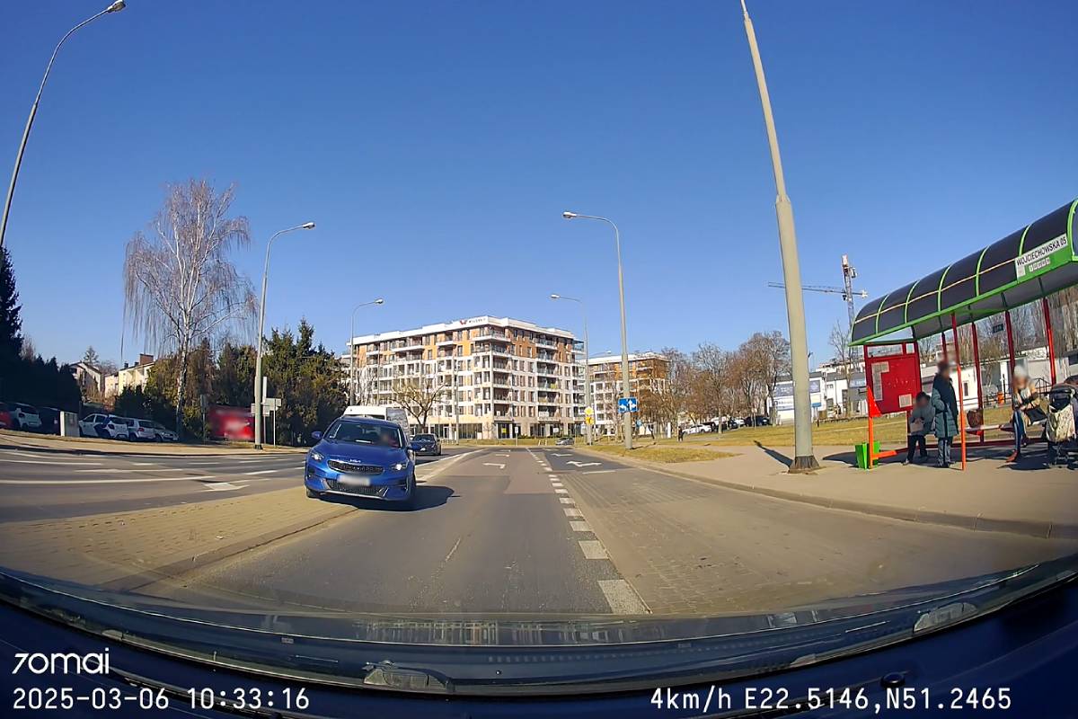 Pomylił pasy przed skrzyżowaniem, a cofając, staranował znak drogowy. Wszystko zarejestrowała kamera innego kierowcy 4 Kierowca kii jechał pod prąd na ul. Wojciechowskiej w Lublinie