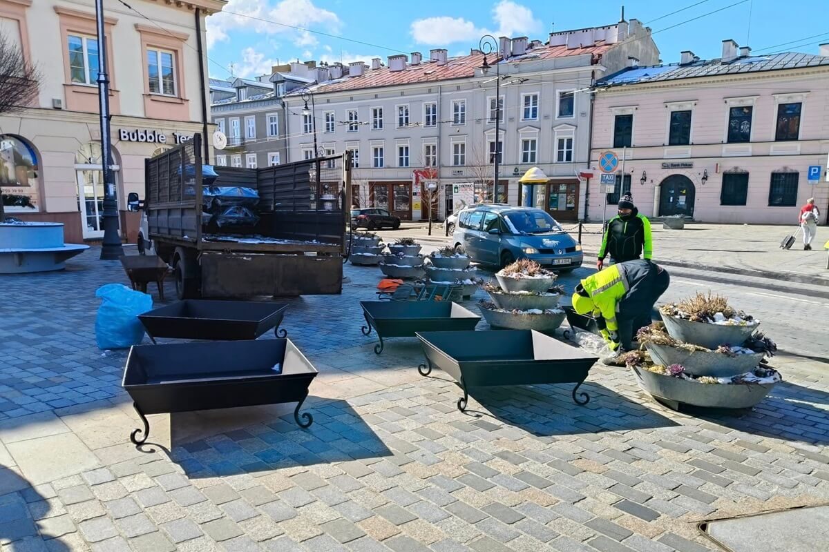 Nowe donice na kwiaty przed Bramą Krakowską