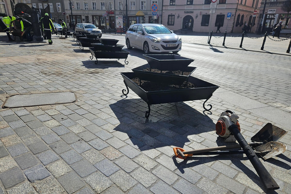 Nowe donice na kwiaty przed Bramą Krakowską