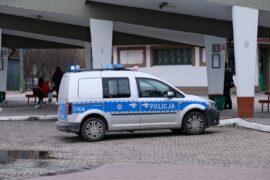 policyjny radiowoz na dworcu pks przy al tysiaclecia