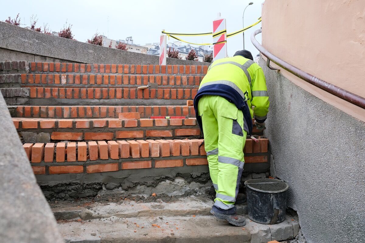 Remont schodów u zbiegu ulic Staszica i Świętoduskiej w Lublinie