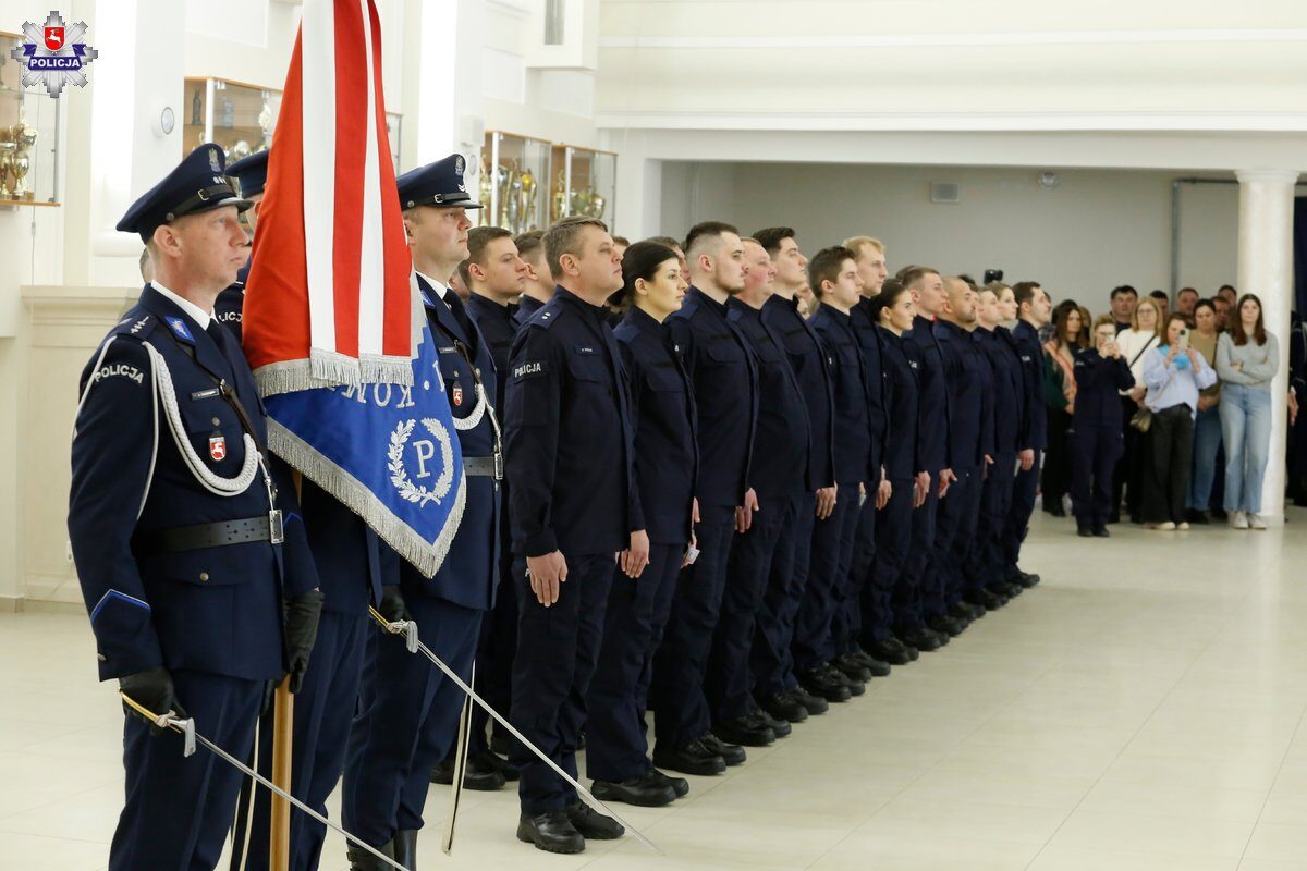 Uroczyste ślubowanie nowych policjantów. Ponad 50 funkcjonariuszy rozpoczęło służbę. Zobacz zdjęcia ze ślubowania 1 Ślubowanie nowych policjantów w Lublinie