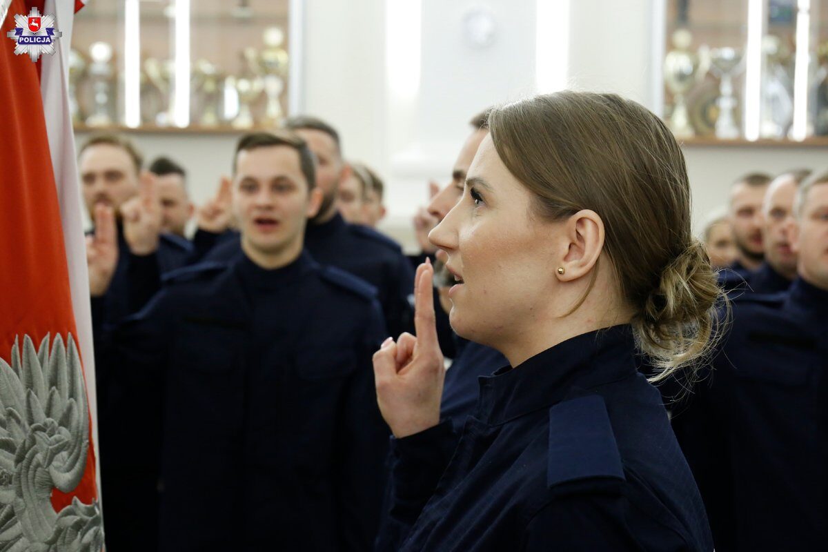 Uroczyste ślubowanie nowych policjantów. Ponad 50 funkcjonariuszy rozpoczęło służbę. Zobacz zdjęcia ze ślubowania 2 Ślubowanie nowych policjantów w Lublinie