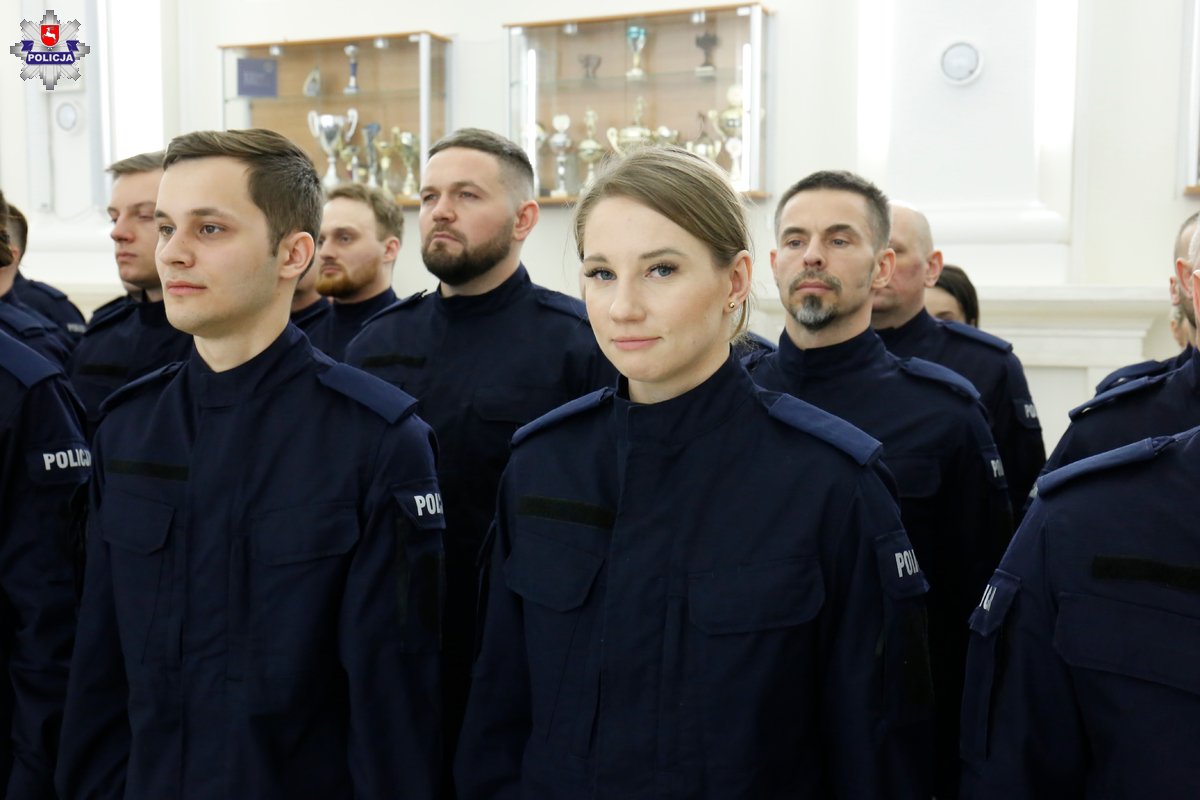 Uroczyste ślubowanie nowych policjantów. Ponad 50 funkcjonariuszy rozpoczęło służbę. Zobacz zdjęcia ze ślubowania 4 Ślubowanie nowych policjantów w Lublinie