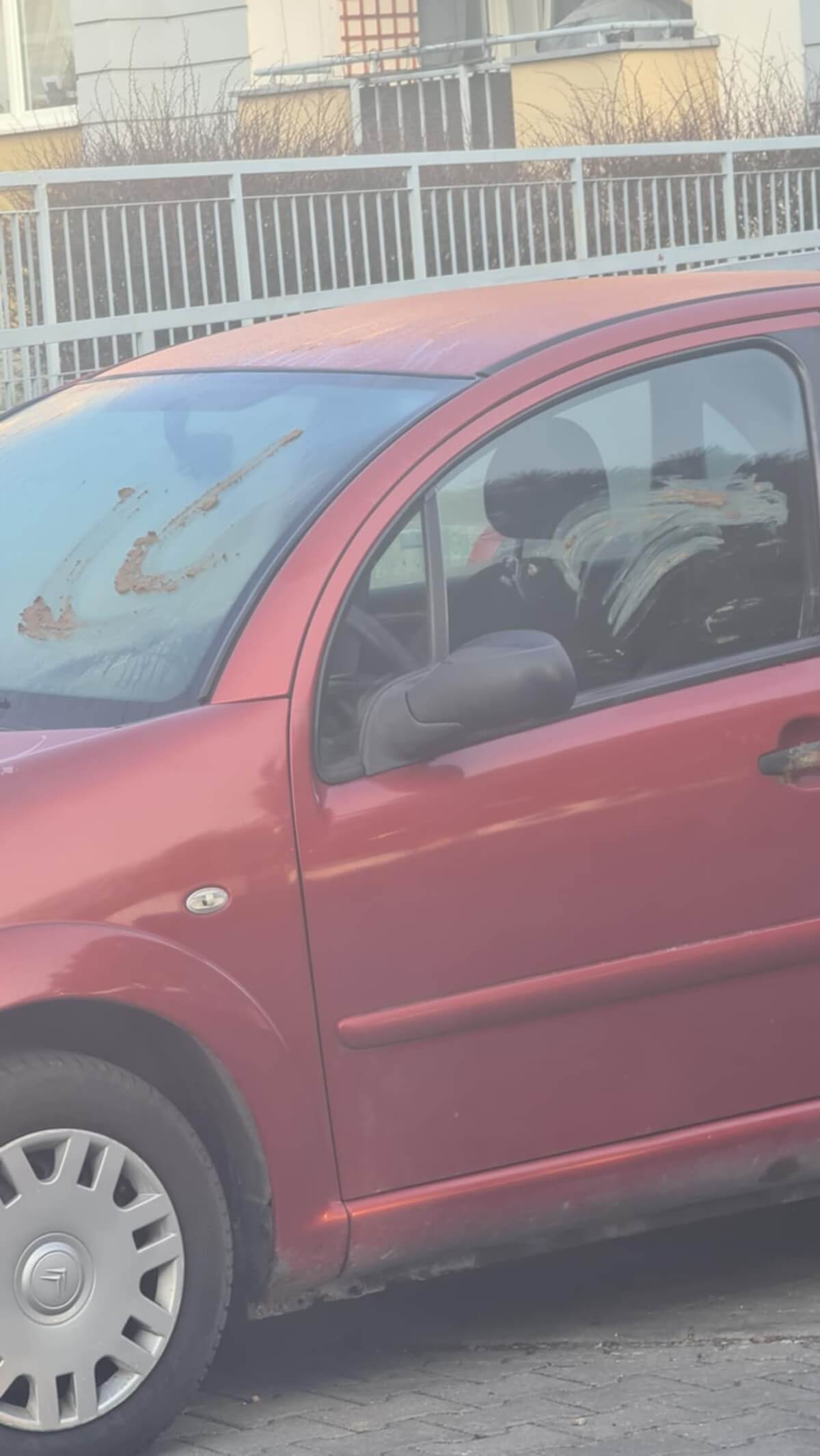 Zaparkował na chodniku, a przechodzień zareagował w nietypowy sposób – szyby auta wysmarowane odchodami 1 Szyby w aucie obsmarowane odchodami przy ul. Jaspisowej