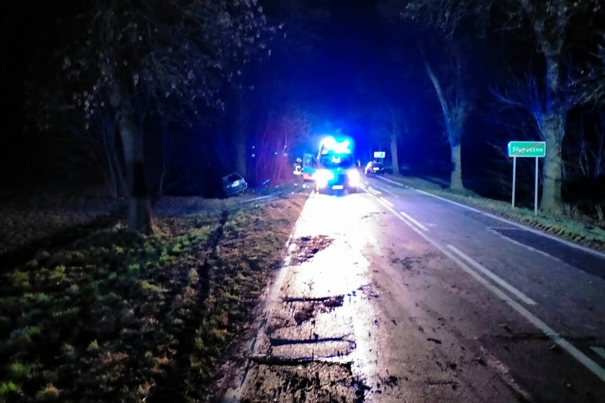 Wyprzedzał na zakręcie i uderzył w drzewo. 18-letnia pasażerka nie żyje, 19-letni kierowca w stanie krytycznym 1 Volkswagen uderzył w drzewo w Maciejowie Starym
