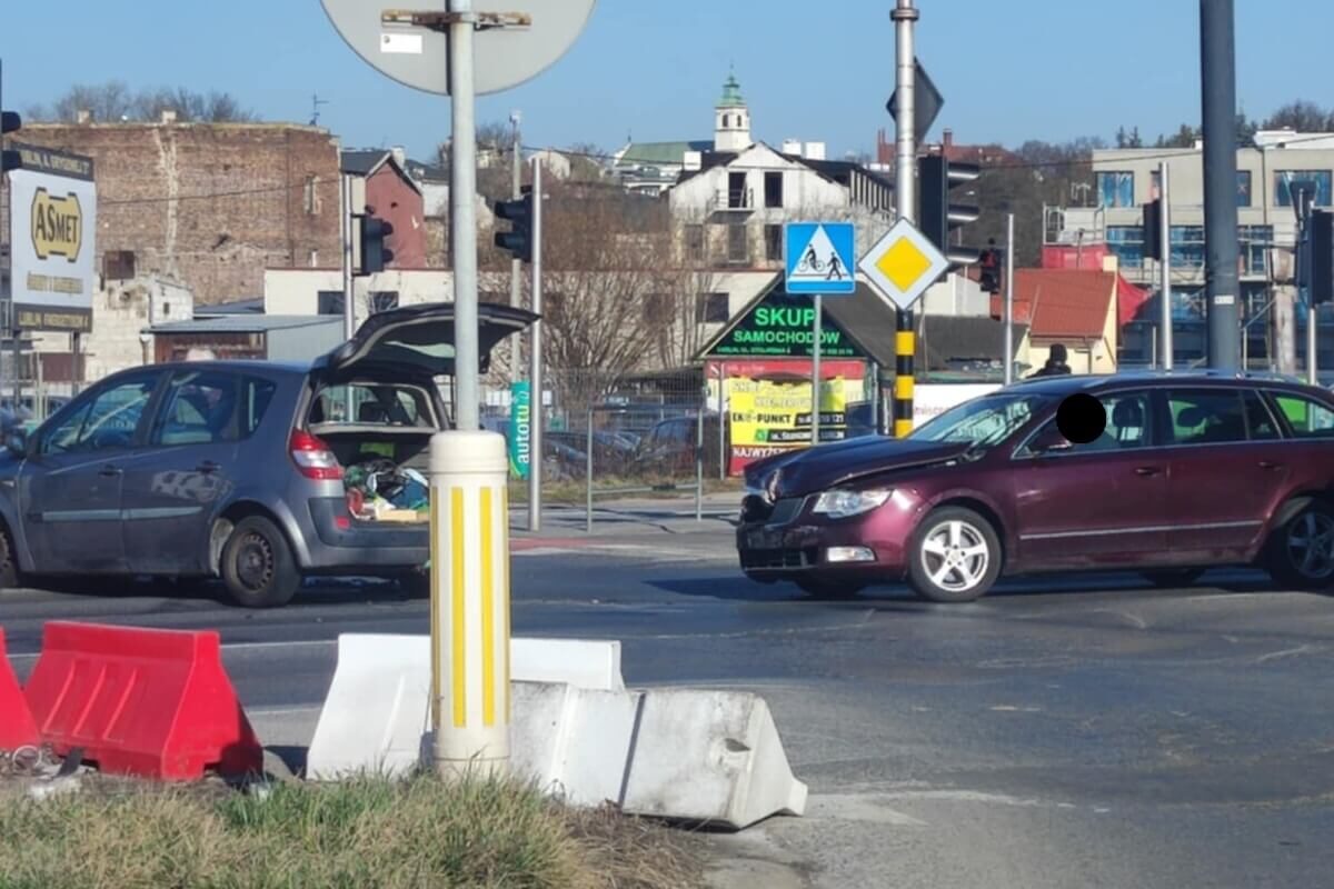 Zderzenie skody z renaultem na skrzyżowaniu al. Unii Lubelskiej z ul. Zamojską w Lublinie