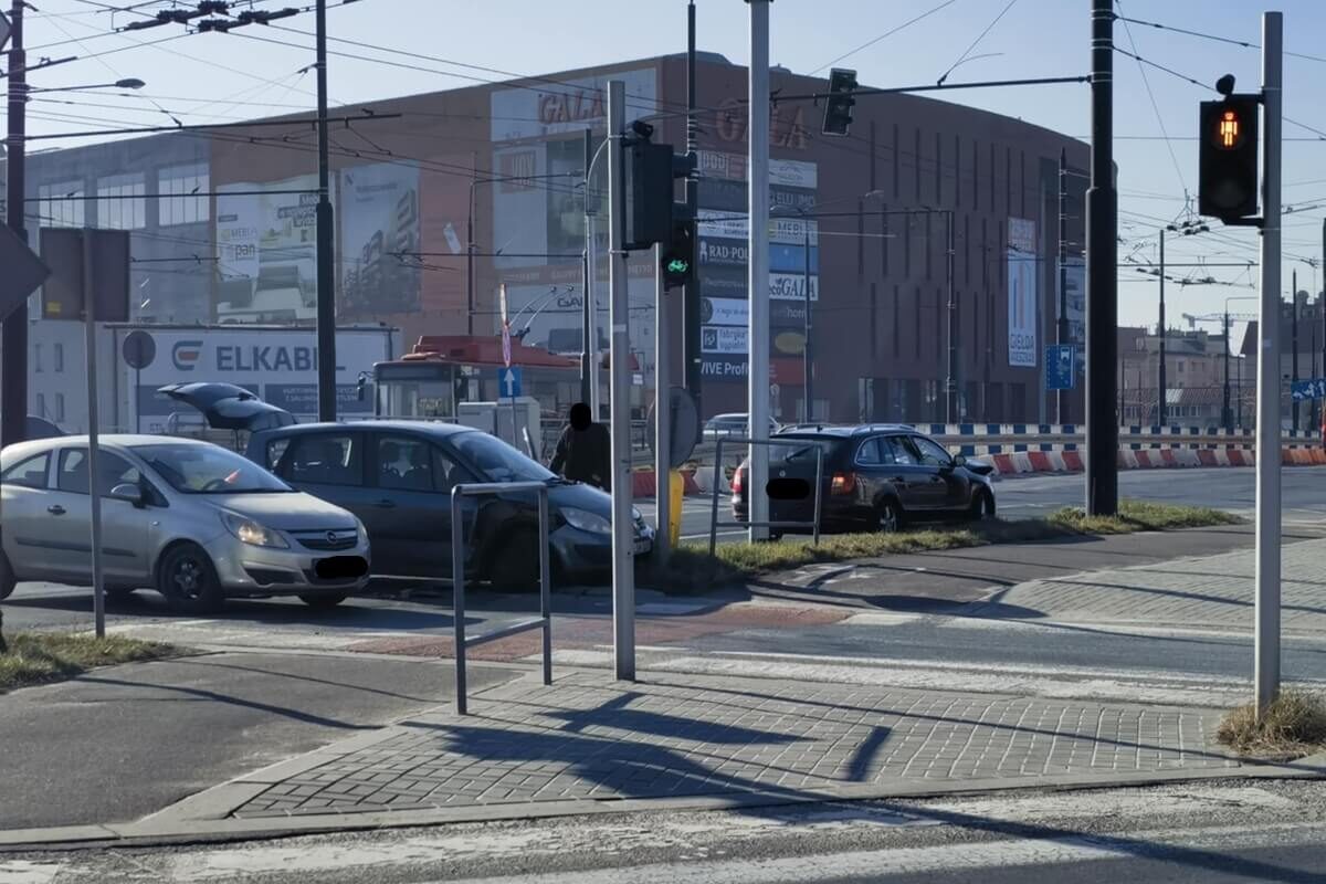 Zderzenie skody z renaultem na skrzyżowaniu al. Unii Lubelskiej z ul. Zamojską w Lublinie