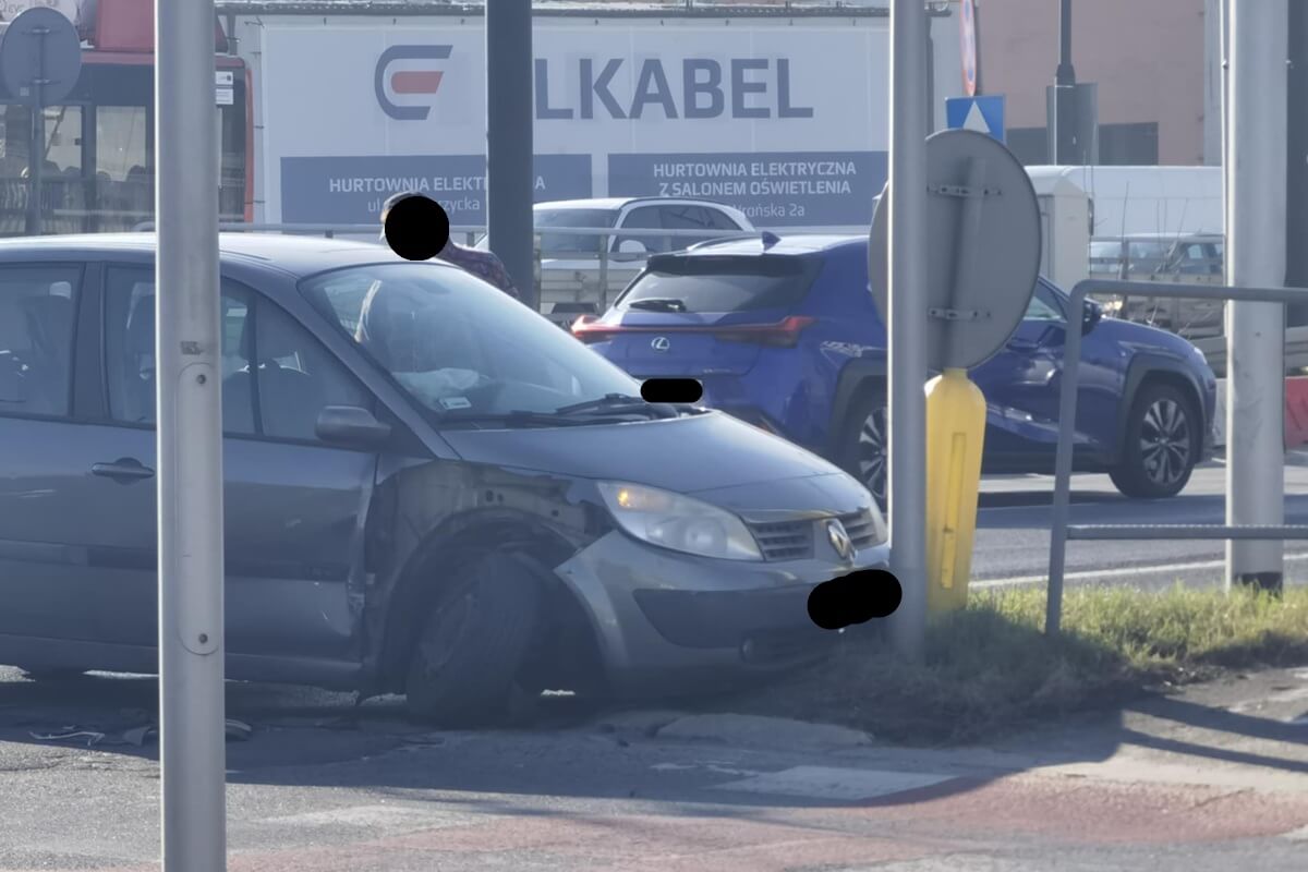 Zderzenie skody z renaultem na skrzyżowaniu al. Unii Lubelskiej z ul. Zamojską w Lublinie
