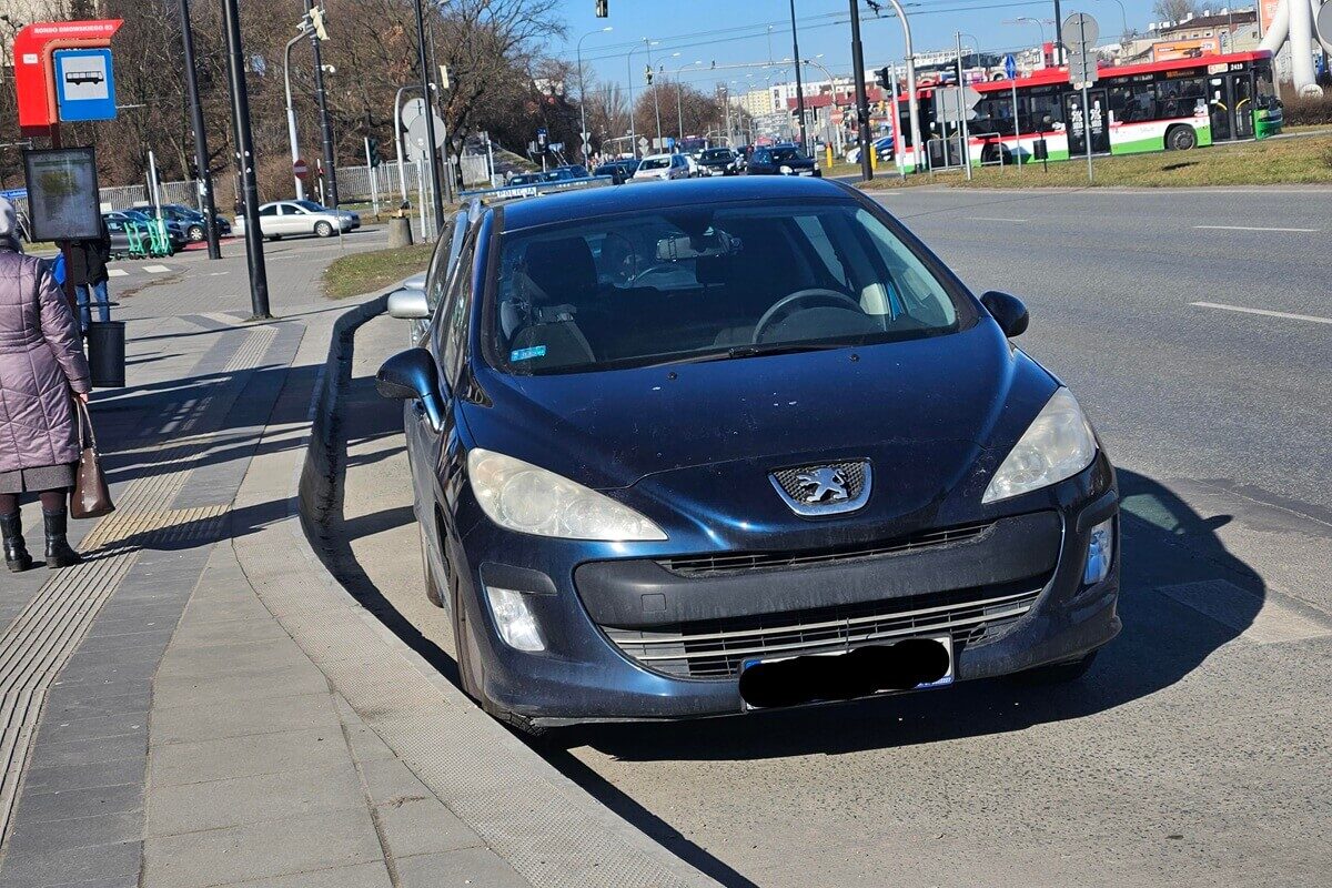Zderzenie toyoty z peugeotem na rondzie Dmowskiego