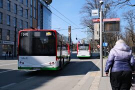 autobusy odjezdzajace z przystanku przy ogrodzie saskim