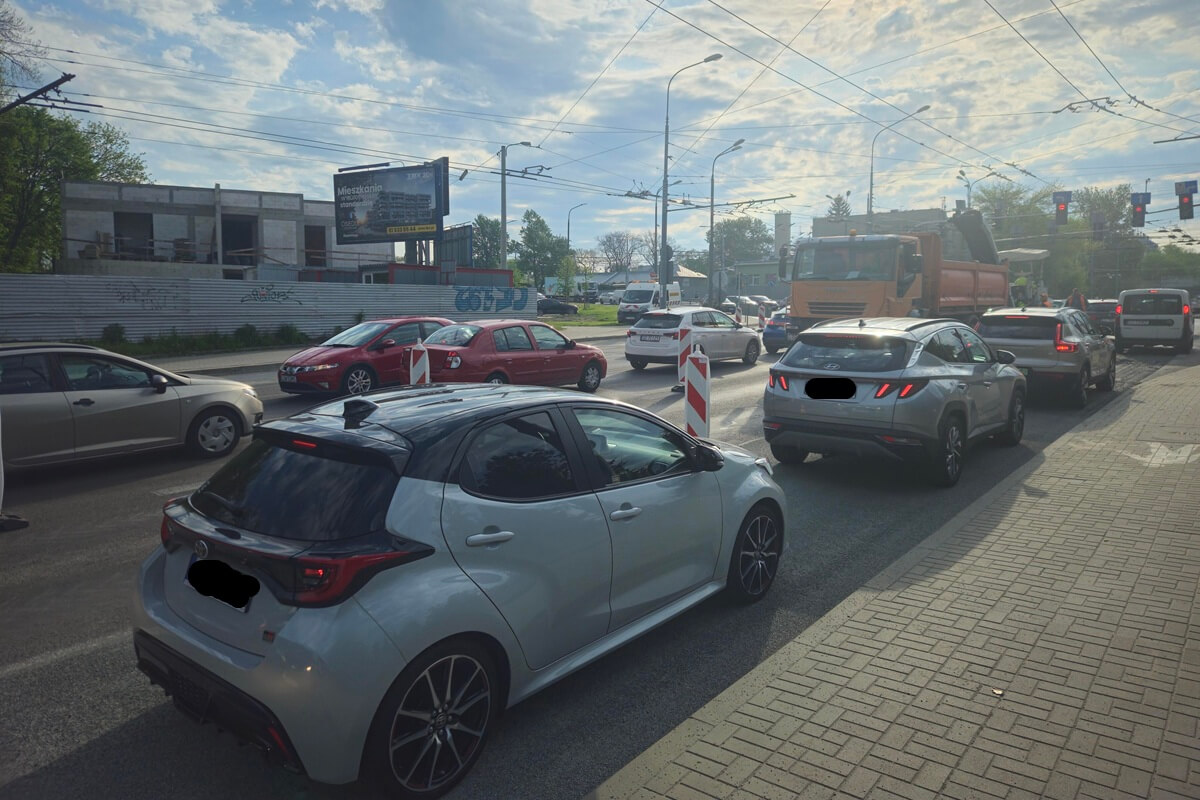 Na Bronowicach z przeszkodami. Fabryczną lepiej omijać, bo drogowcy zrywają stary asfalt i kładą nowy 1 Drogowcy zrywający asfalt na ul. Fabrycznej w Lublinie