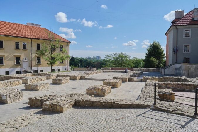 Plac po Farze widok od frontu