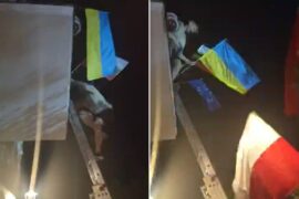 mezczyzna wszedl po drabinie i sciagnal z budynku urzedu miasta w bialej podlaskiej flage ukrainy