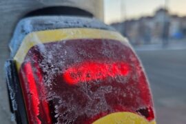 szron na przycisku czekaj przy przejsciu dla pieszych