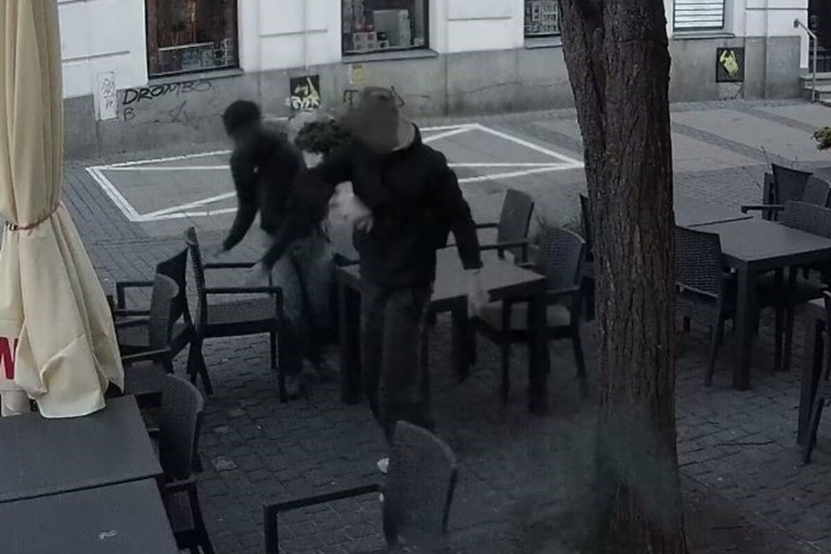 Zdemolowali ogródek restauracji w centrum Lublina. Właściciel daje im czas do poniedziałku 3 Wandale zniszczyli ogródek gastronomiczny restauracji OSTRO przy deptaku w Lublinie