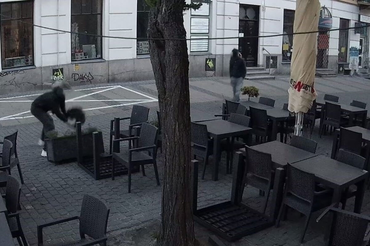 Zdemolowali ogródek restauracji w centrum Lublina. Właściciel daje im czas do poniedziałku 5 Wandale zniszczyli ogródek gastronomiczny restauracji OSTRO przy deptaku w Lublinie