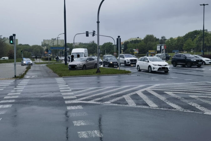 zderzenie dwoch fordow na rondzie