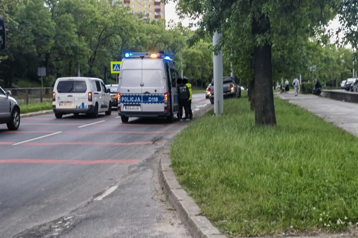 Kierowca volkswagena wjechał w znak i słup na al. Andersa