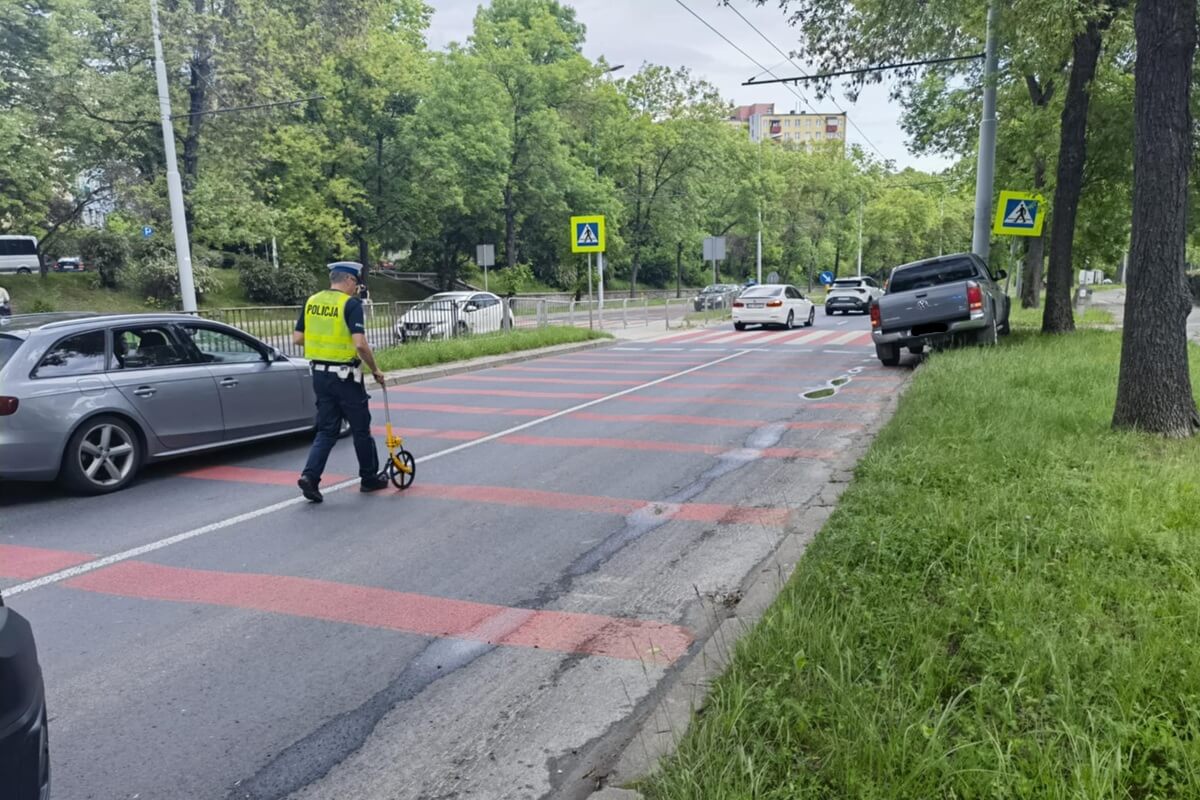 Kierowca volkswagena wjechał w znak i słup na al. Andersa