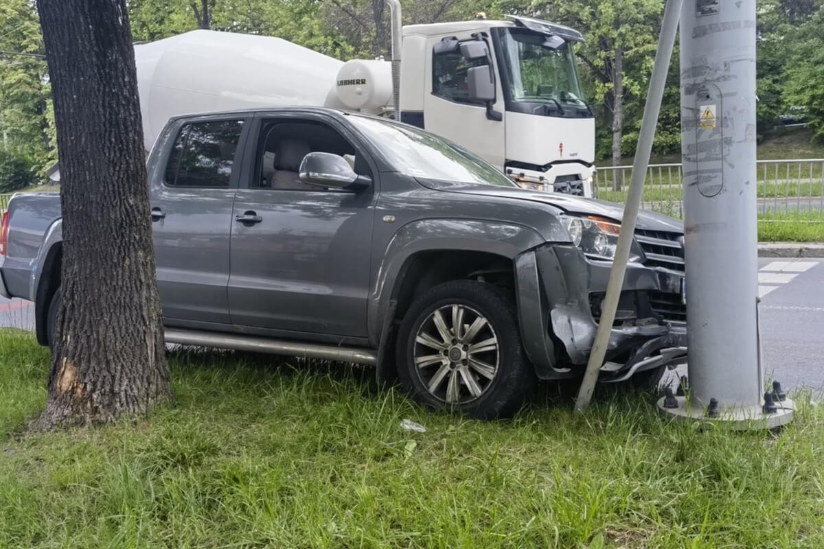 Kierowca volkswagena wjechał w znak i słup na al. Andersa