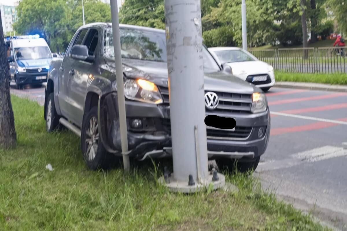 Kierowca volkswagena wjechał w znak i słup na al. Andersa