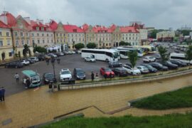 auta na placu zamkowym w lublinie